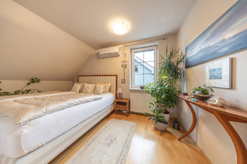 Hlavní ložnice - Prodej domu 183 m², Praha 5 - Lochkov