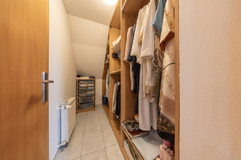 Šatna - Prodej domu 183 m², Praha 5 - Lochkov