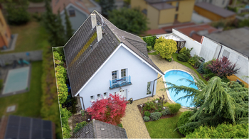 Pohled na dům a hahradu - Prodej domu 183 m², Praha 5 - Lochkov