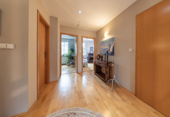 Chodba v horním patře - Prodej domu 183 m², Praha 5 - Lochkov