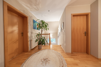 Chodba v horním patře - Prodej domu 183 m², Praha 5 - Lochkov