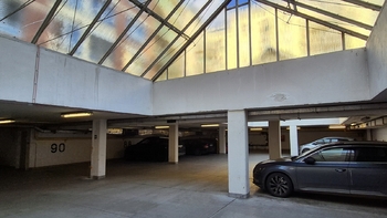 Podzemní garáže. - Pronájem bytu 2+kk v osobním vlastnictví 58 m², Praha 3 - Žižkov