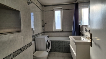 Koupelna s pračkou jako součástí vybavení bytu. - Pronájem bytu 2+kk v osobním vlastnictví 58 m², Praha 3 - Žižkov