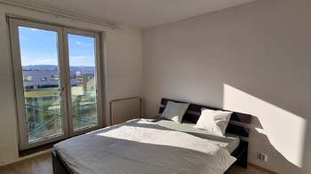 Klidná ložnice s manželskou postelí a dostatkem prostoru pro pohodlné bydlení. - Pronájem bytu 2+kk v osobním vlastnictví 58 m², Praha 3 - Žižkov