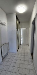 Praktická předsíň s vestavěnou skříní poskytující dostatek úložného prostoru. - Pronájem bytu 2+kk v osobním vlastnictví 58 m², Praha 3 - Žižkov