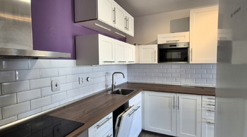 Plně vybavená kuchyňská linka IKEA se všemi spotřebiči včetně lednice. - Pronájem bytu 2+kk v osobním vlastnictví 58 m², Praha 3 - Žižkov