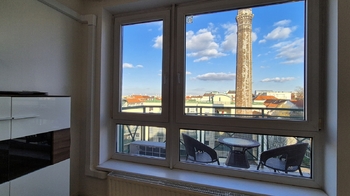 Výhled z obývacího pokoje. - Pronájem bytu 2+kk v osobním vlastnictví 58 m², Praha 3 - Žižkov