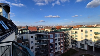 Výhled z balkonu. - Pronájem bytu 2+kk v osobním vlastnictví 58 m², Praha 3 - Žižkov