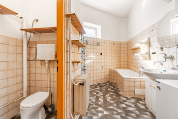 Původní koupelna s toaletou - Prodej bytu 3+1 v osobním vlastnictví 79 m², Uničov