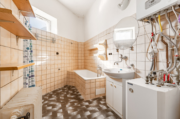 Původní koupelna - vana a plynový kotel s el. bojlerem - Prodej bytu 3+1 v osobním vlastnictví 79 m², Uničov