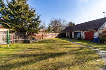 Pohled na společnou zahradu a garáže - Prodej bytu 3+1 v osobním vlastnictví 79 m², Uničov