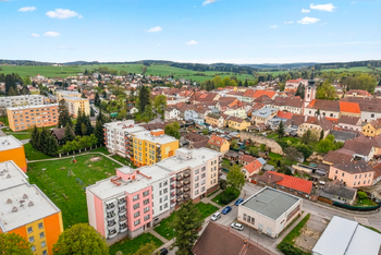 Záběr z dronu na dům. - Pronájem bytu 2+kk v osobním vlastnictví 46 m², Nová Bystřice