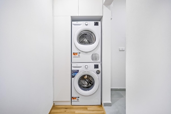 Sušička a pračka v chodbě. - Pronájem bytu 2+kk v osobním vlastnictví 46 m², Nová Bystřice