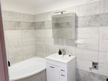 koupelna s vanou - Pronájem domu 100 m², Senec