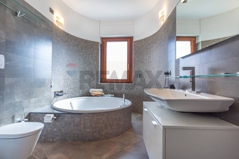 Prodej domu 800 m², Castel Frentano