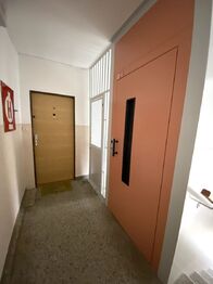 chodba domu - Pronájem bytu 3+1 v osobním vlastnictví 70 m², Plzeň