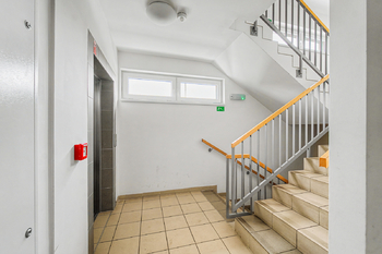 Prodej bytu 1+kk v osobním vlastnictví 56 m², Praha 10 - Horní Měcholupy