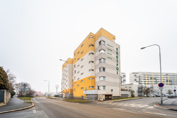 Prodej bytu 1+kk v osobním vlastnictví 56 m², Praha 10 - Horní Měcholupy
