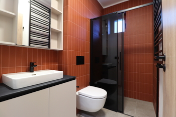 Koupelna - Pronájem bytu 2+kk v osobním vlastnictví 35 m², Praha 5 - Košíře