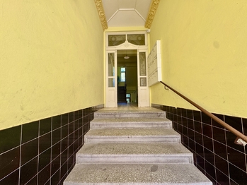 Vstup do domu - Pronájem bytu 3+1 v osobním vlastnictví 103 m², Praha 3 - Vinohrady