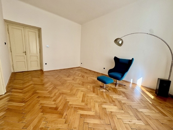 Pokoj 3 od okna - Pronájem bytu 3+1 v osobním vlastnictví 103 m², Praha 3 - Vinohrady