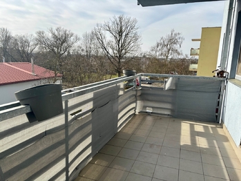 prostorný balkón - Pronájem bytu 1+kk v osobním vlastnictví 63 m², Lázně Bohdaneč