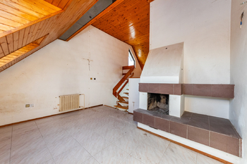 5. Místnost s krbem 4. NP domu - Prodej domu 229 m², Praha 6 - Řepy