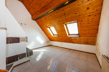 6. Místnost s krbem 4. NP domu - Prodej domu 229 m², Praha 6 - Řepy