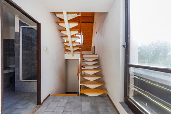 13. Schody do 3. NP domu - Prodej domu 229 m², Praha 6 - Řepy