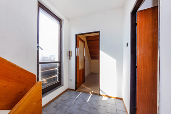 17. Chodba ve 3. NP domu - Prodej domu 229 m², Praha 6 - Řepy