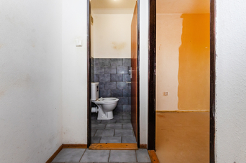22. Samostatné WC ve 3. NP domu - Prodej domu 229 m², Praha 6 - Řepy