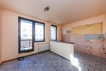 26. Pokoj s kuchyní a vstup na lodžii ve 2. NP domu - Prodej domu 229 m², Praha 6 - Řepy