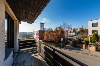 27. Pohled z lodžie do ulice Součkova ve 2. NP domu - Prodej domu 229 m², Praha 6 - Řepy