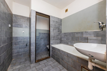 28. Koupelna a WC ve 2. NP domu - Prodej domu 229 m², Praha 6 - Řepy