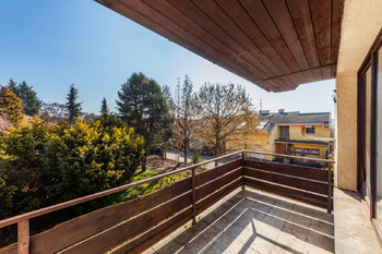 32. Pohled z lodžie do zahrady ve 2. NP domu - Prodej domu 229 m², Praha 6 - Řepy