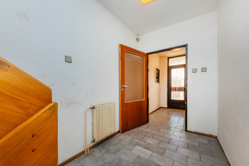 36. Chodba a zádveří v 1. NP domu - Prodej domu 229 m², Praha 6 - Řepy