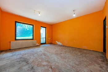 42. Ložnice v 1. PP domu a vstup na zahradu - Prodej domu 229 m², Praha 6 - Řepy