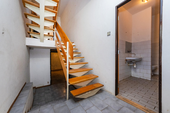 44. Pohled ke sklepu v 1. PP domu - Prodej domu 229 m², Praha 6 - Řepy