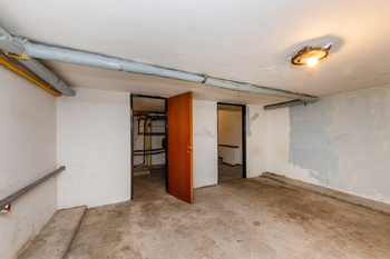 46. Pohled ze sklepa k technické místnosti v 1. PP domu - Prodej domu 229 m², Praha 6 - Řepy