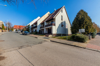 51. Pohled na dům z ulice Součkova - Prodej domu 229 m², Praha 6 - Řepy