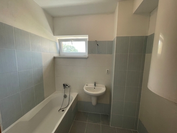 Koupelna - Prodej bytu 3+kk v osobním vlastnictví 78 m², Břeclav