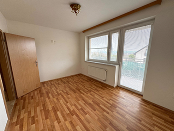 ložnice s balkonem - Pronájem bytu 2+kk v osobním vlastnictví 58 m², Plzeň