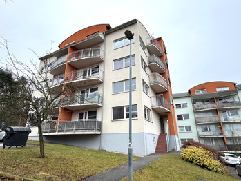 pohled na dům - Pronájem bytu 2+kk v osobním vlastnictví 58 m², Plzeň