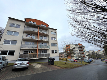 pohled na dům a okolí - Pronájem bytu 2+kk v osobním vlastnictví 58 m², Plzeň
