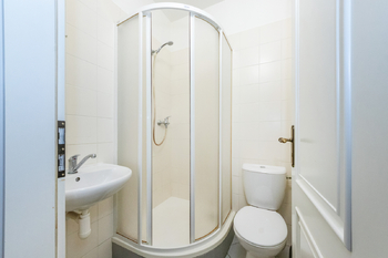 15. Koupelna u recepce ve 3. NP domu - Pronájem komerčního prostoru 259 m², Praha 1 - Staré Město