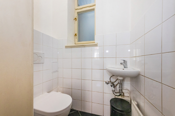 22. Druhá toaleta ve 3. NP domu - Pronájem komerčního prostoru 259 m², Praha 1 - Staré Město
