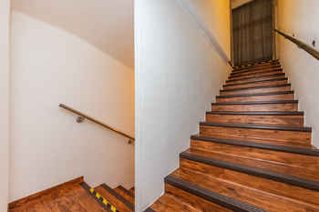 23. Samostatné schodiště propojující 3. NP a 2. NP domu - Pronájem komerčního prostoru 259 m², Praha 1 - Staré Město