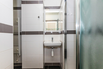 27. Koupelna s WC ve 2. NP domu - Pronájem komerčního prostoru 259 m², Praha 1 - Staré Město