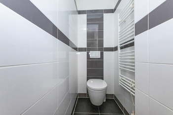 28. Koupelna s WC ve 2. NP domu - Pronájem komerčního prostoru 259 m², Praha 1 - Staré Město