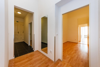 30. Chodba a pohled k dalším místnostem ve 2. NP domu - Pronájem komerčního prostoru 259 m², Praha 1 - Staré Město